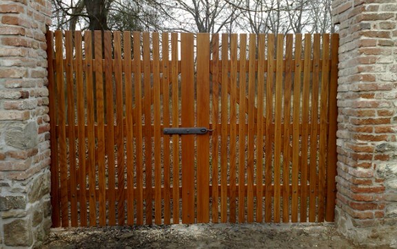 Dřevěná brána v materiálu javor.